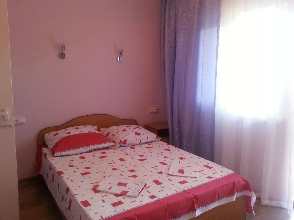 Фотографии номера Трехместный номер с видом на горы в Гостевом доме Гостевой дом Южная Пальмира Пицунда